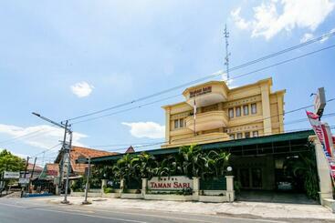 Hotel Reddoorz Plus Near Alun Alun Karanganyar