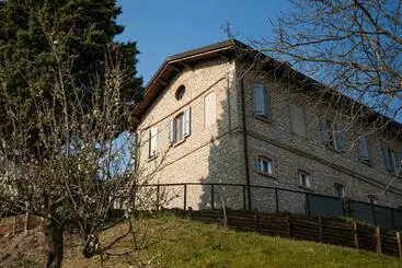 Aamiaismajoitus (B&B) Casale Monte Valestra