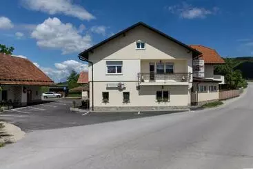 پانسیون Guesthouse & Apartments Pri Stani