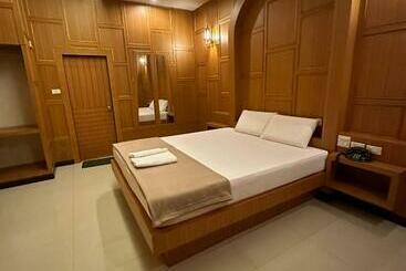 Motel Hiend Sriracha Resort &