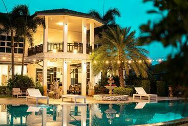 Resort ทรายทอง รีสอร์ท