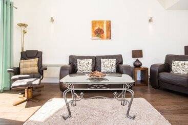 一軒屋 Stoneleigh Village