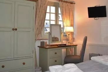 Hotelli Three Horseshoes Country Inn