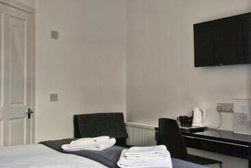 膳宿费 Miller House Courtyard