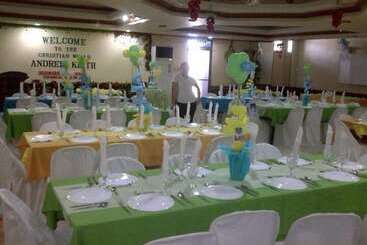 فندق Plaza Maria Luisa Suites Inn