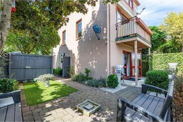 Les Troupes Apartments