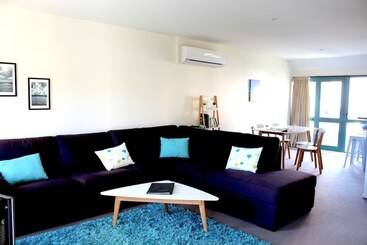 Les Troupes Apartments