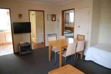 Manhattan Lodge Motel