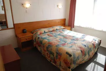 Manhattan Lodge Motel