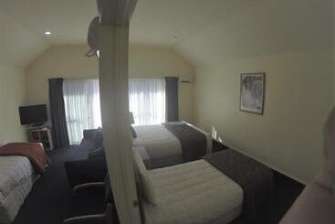 فندق على الطريق The Peaks Motor Inn