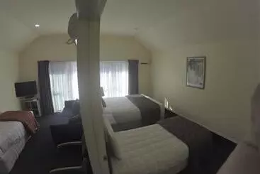 Мотель The Peaks Motor Inn