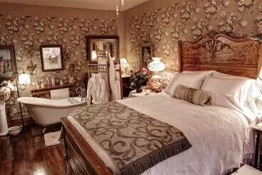 The Queen, A Victorian Bed & Breakfast