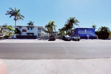 Отель The Jasmine Apartments By Lowkl