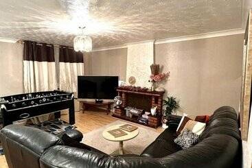 דירת נופש Stunning 3 Bed House In Enfield, Can Sleep 10