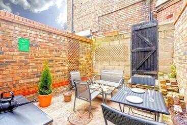 پانسیون Spacious 5 Bed House, Perfect For Groups, Great Location