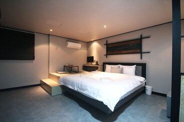 مُتل Busan Yeonsandong Waba