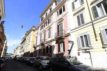 پانسیون Capo D Africa 30   Colosseo