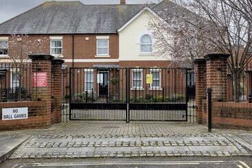 Rezidans Charming 3 Bed House With 1 Parking Space