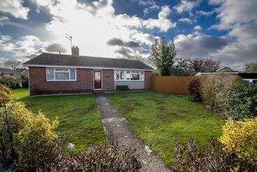 コテージ 3 Bed Renovated Bungalow  3 Car Or Rv Pkg  Garden