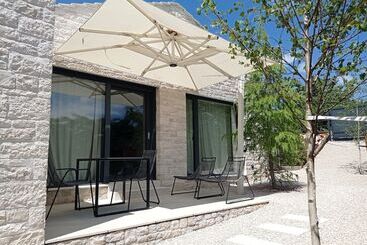 레지던스 Remarkable 2 Bed House In Zrenj