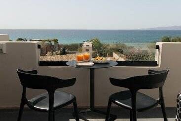 هتل Eden Beachfront Residences & Suites