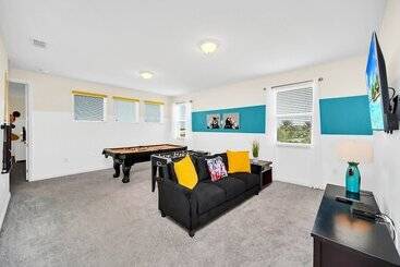 کلبه Stunning Villa With Themed Room S And Game Room, Right Across From The Club House #7sl9003