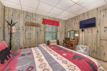 Сельский дом Rays Chalet Unique And Cozy Riverfront Home!