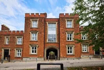 Mökkimajoitus The Woolwich Retreat   Enticing 5bdr House With Parking