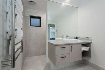 اقامتگاه Vancouver S End By The Bnb Collection