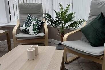 Rezidans Beautiful Three Bedroom Seaside Retreat