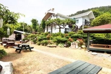 Geojedo Hakdong Mongdol Pension