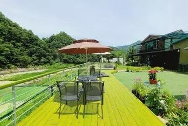 Gapyeong Chorok Jeongwon Gyegok Dokchae Pension