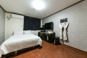 Motel Wonju Big Tree