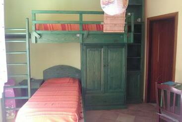 Pansiyon Room In Guest Room   Affitta Camere Monte Grappa