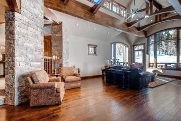 Отель Slopeside Manor On Peak 8