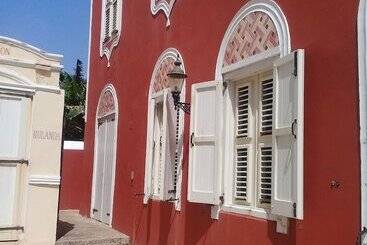 تختخواب و صبحانه Sombré Di Kabana