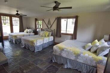 Beach Cottages At Lake George