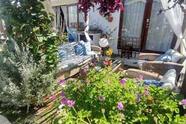 Пансион Beach House Babylon