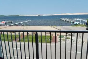Hotelli Dunes Waterfront Resort
