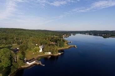 Lighthouse Motel & Cottages