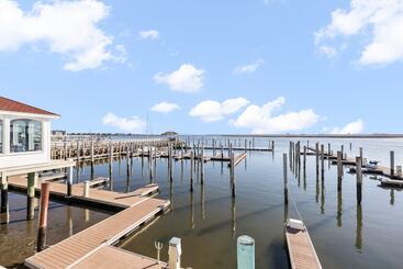 Hotel Tavern On The Bay Resort