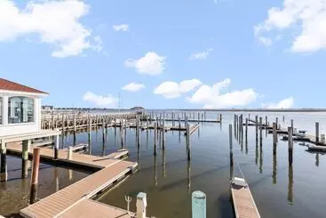 Hotelli Tavern On The Bay Resort