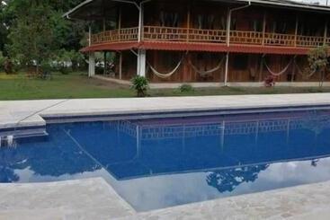 בית מלון כפרי Miss Junies Lodge