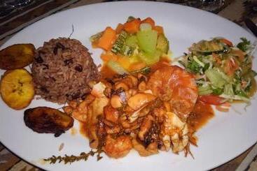 هتل Miss Junies Lodge