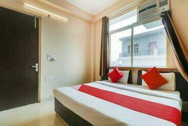 Hotel Oyo 93365  Ralex Inn