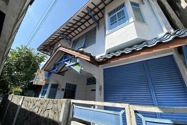 تختخواب و صبحانه Singgah Macanan