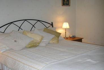 בית מלון כפרי Cross Haven Guest House