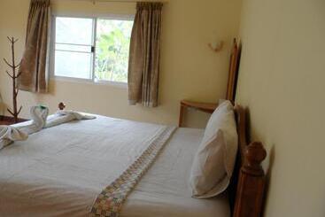 בית מלון כפרי Khao Lak Summer House Resort