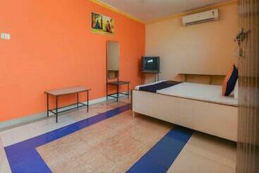 Hotelli Oyo Flagship 81136 Renuka Lodging And Boarding