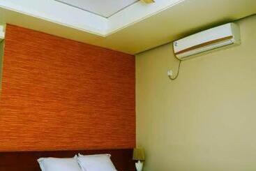 Royal Living Hotel & Suites